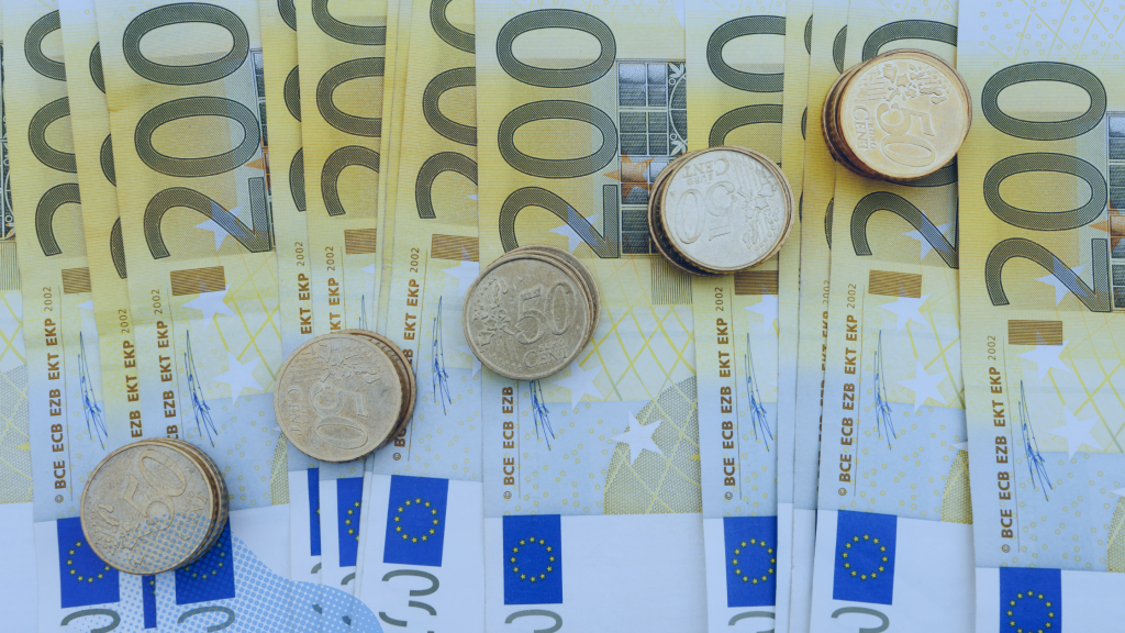 Image of bank notes depicting economic growth