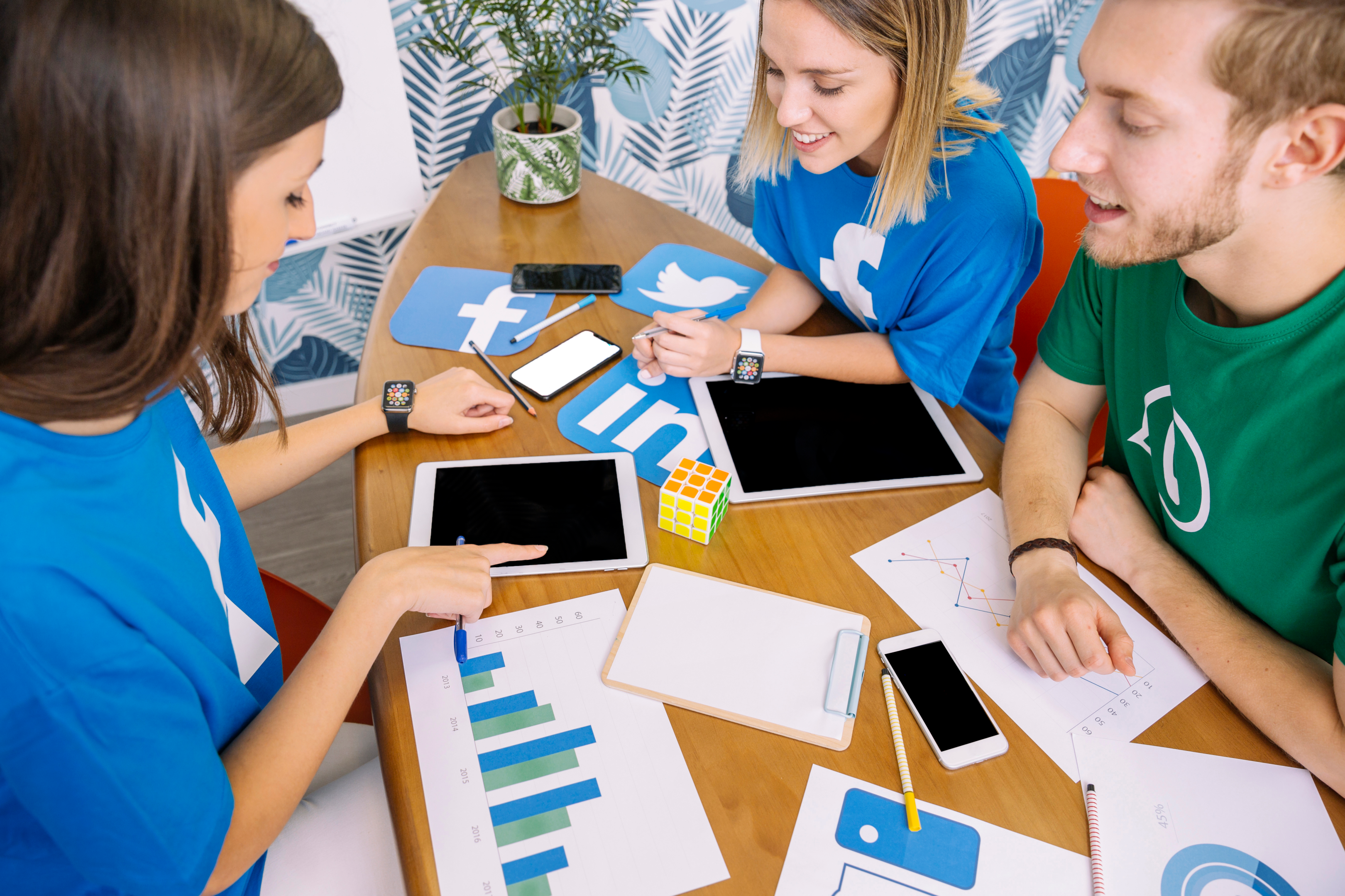 A person managing and nurturing LinkedIn Leads